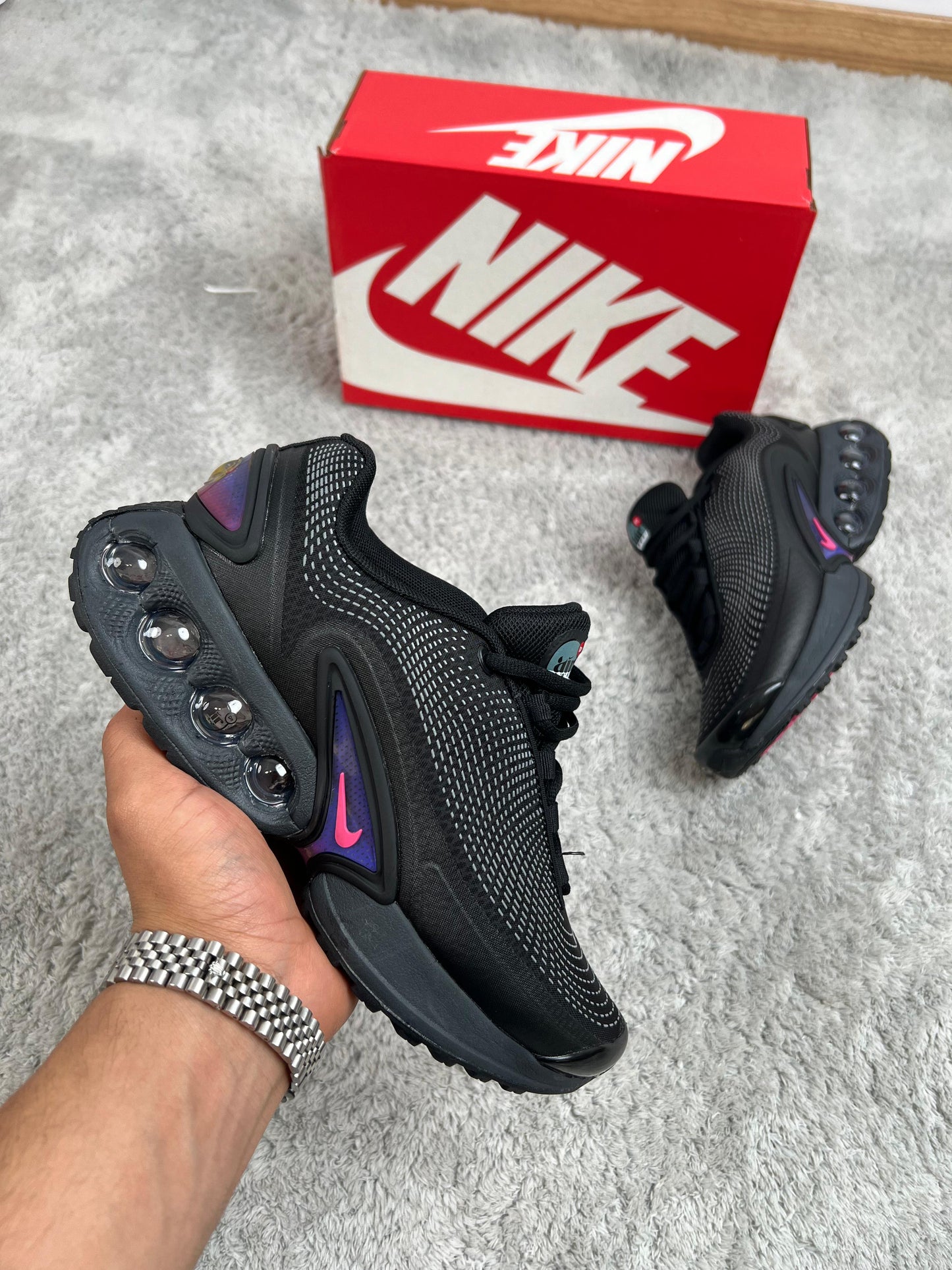 Nike TN DN negras logo morado