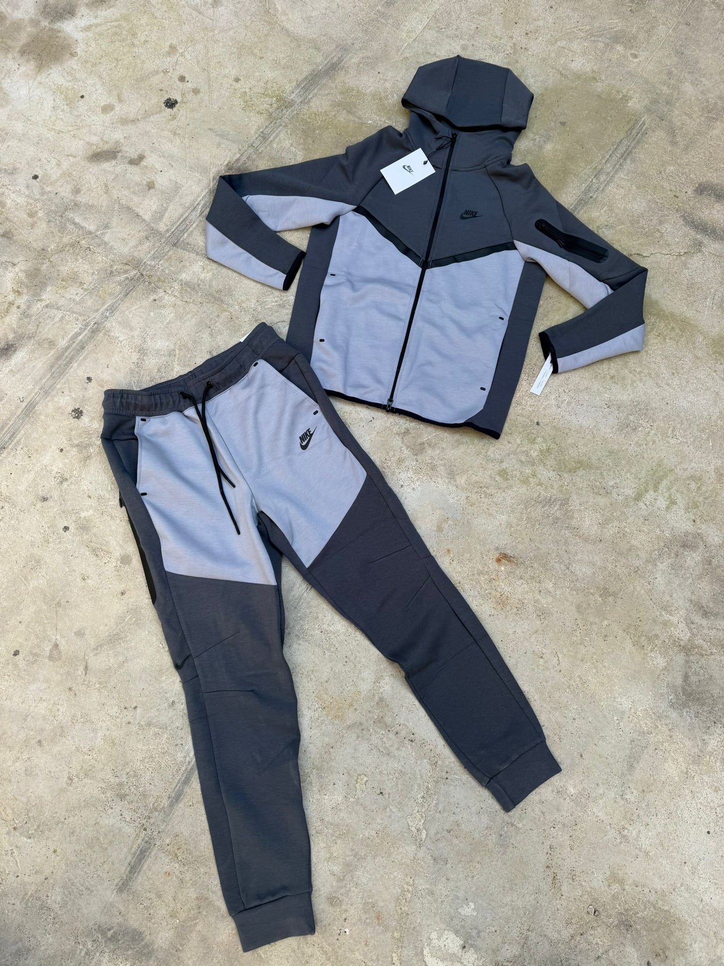 Nike tech gris logo negro