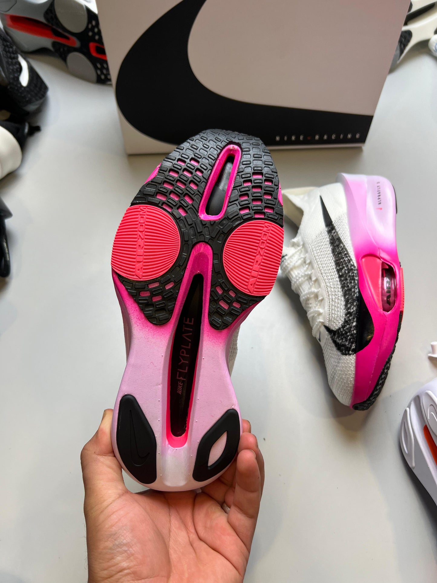 NIKE AIR ZOOM ALPHAFLY NEXT % blanco logo negro detalles rosas
