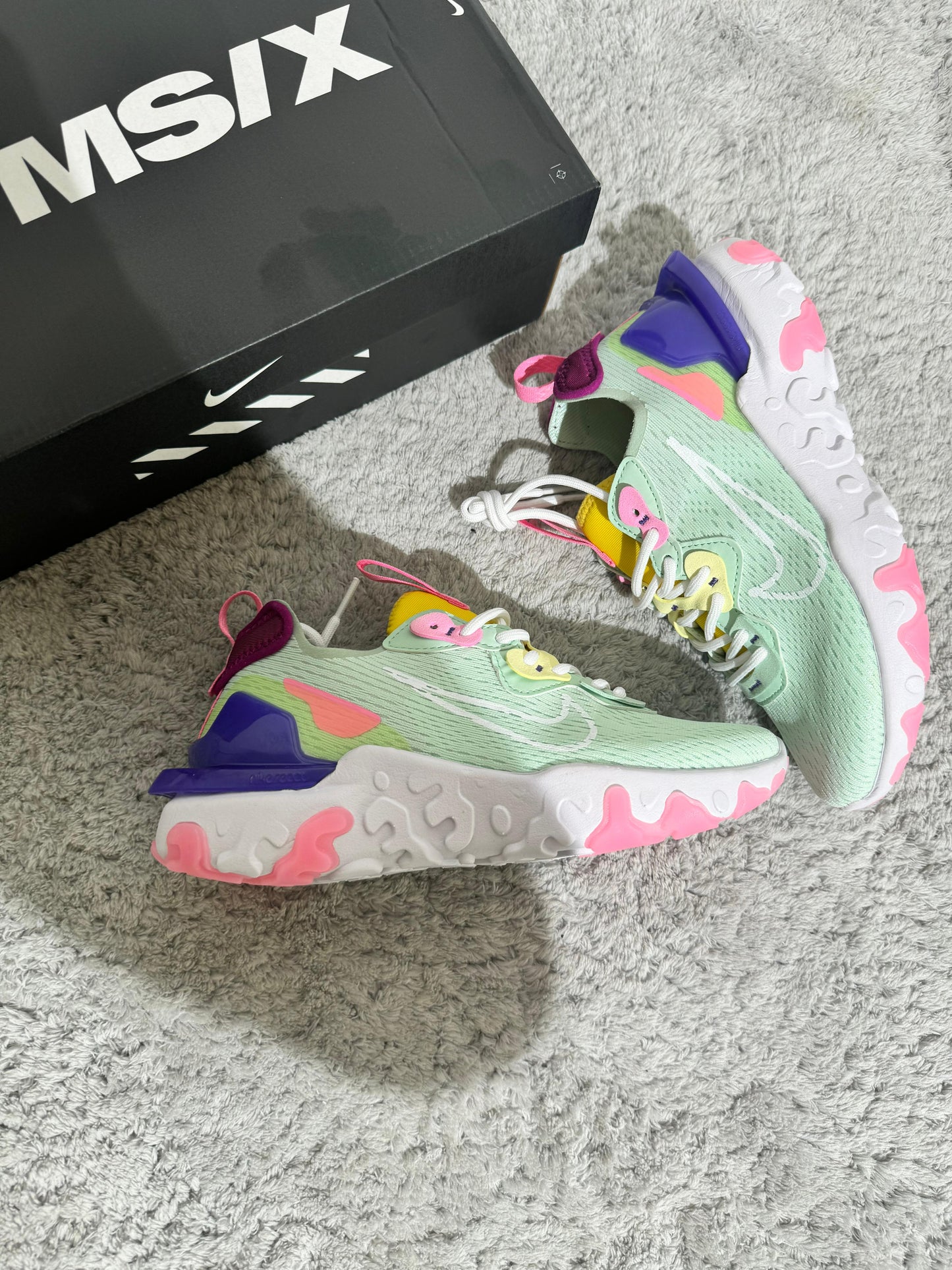 Nike react vision verde logo blanco detalles colores