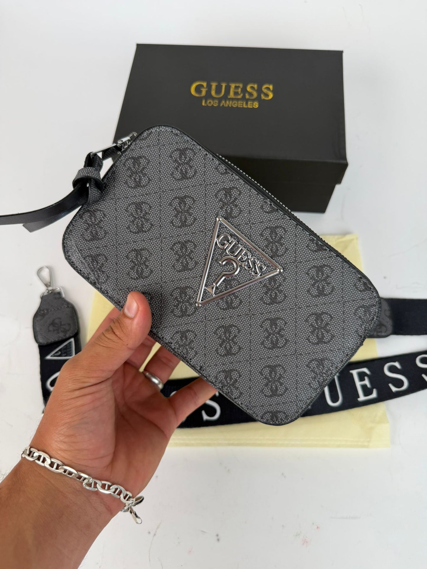 Bolso Guess gris y negro logo gris