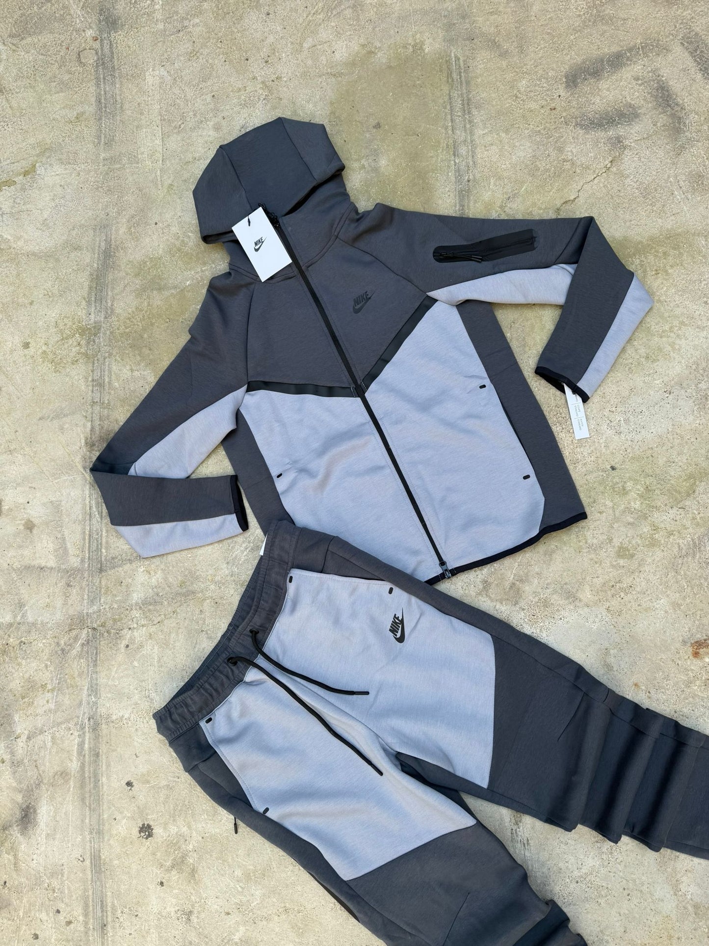 Nike tech gris logo negro