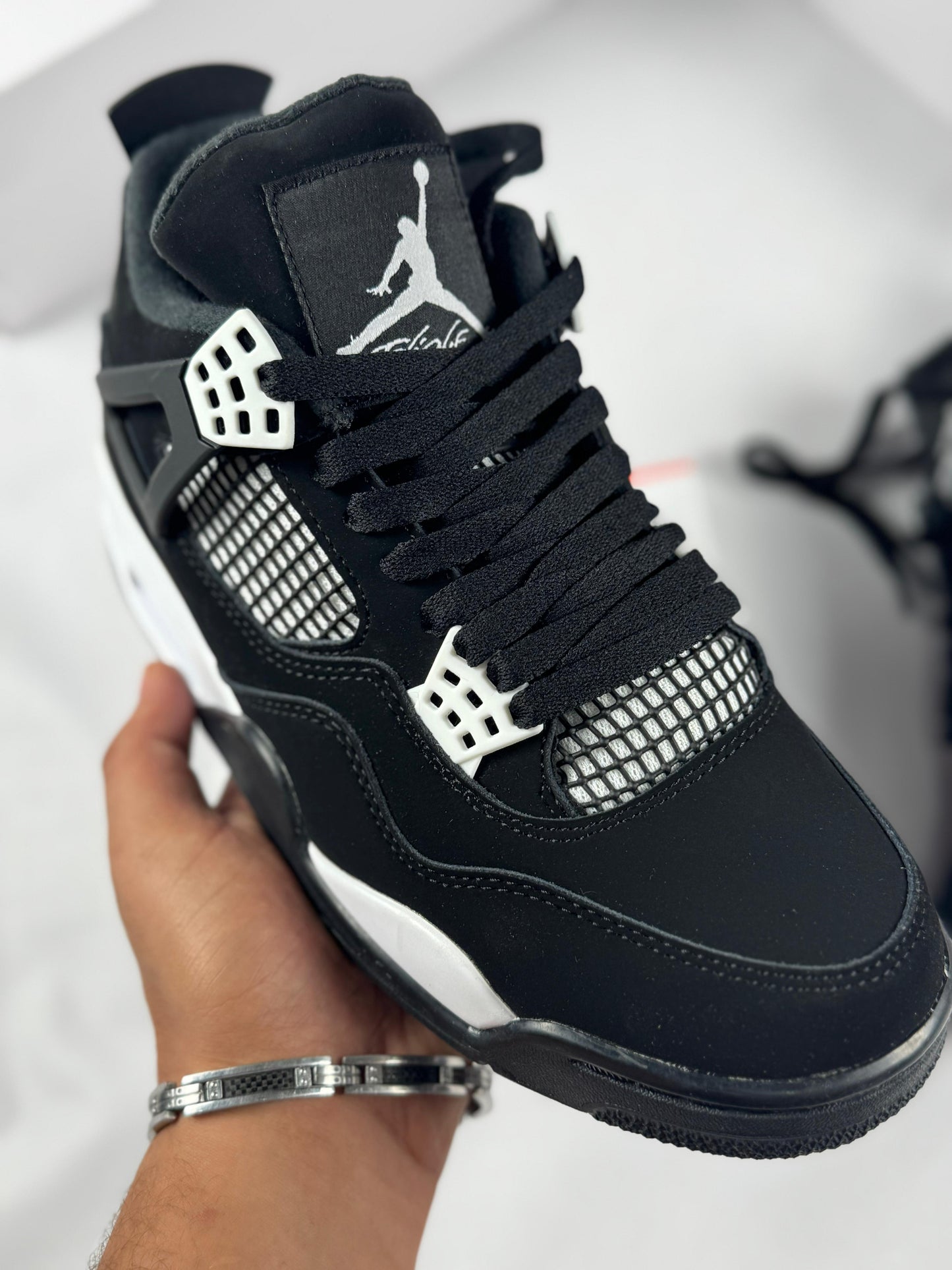 Jordan 4 negras y blancas