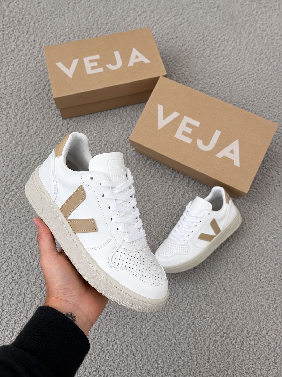 Veja blancas logo beige