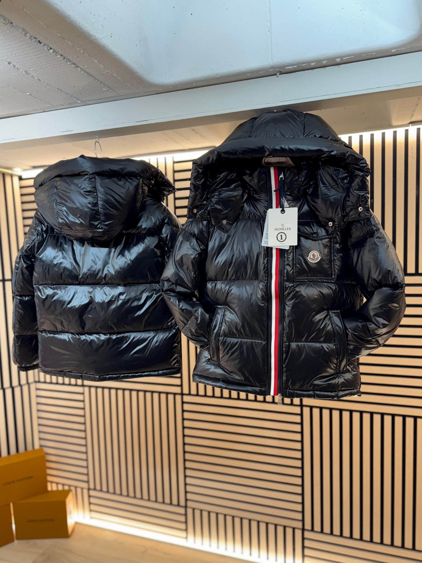 Chaqueta moncler negra detalles azules y rojos