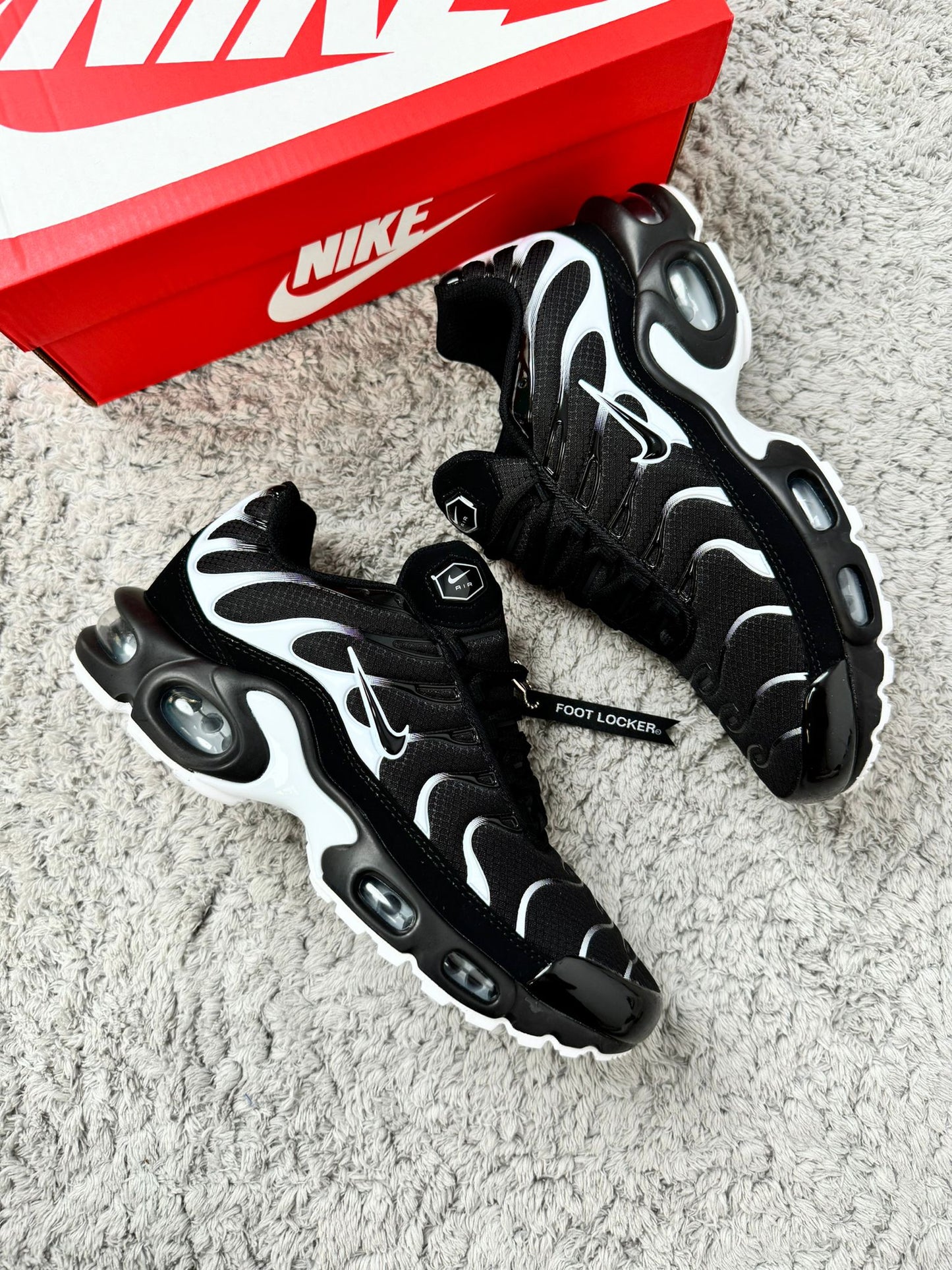 Nike tn negras detalles blancos logo negro contorno blanco