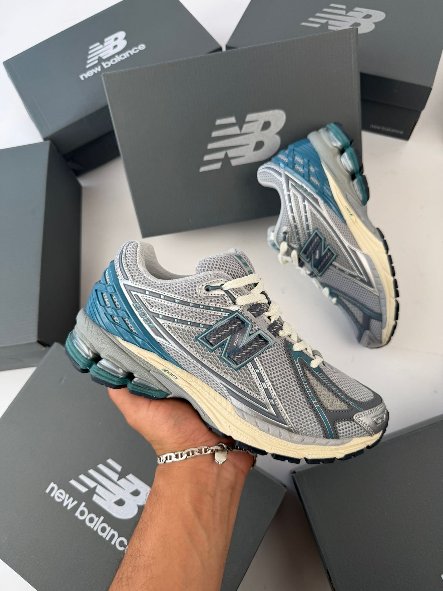 New Balance 1906R grises detalles azules