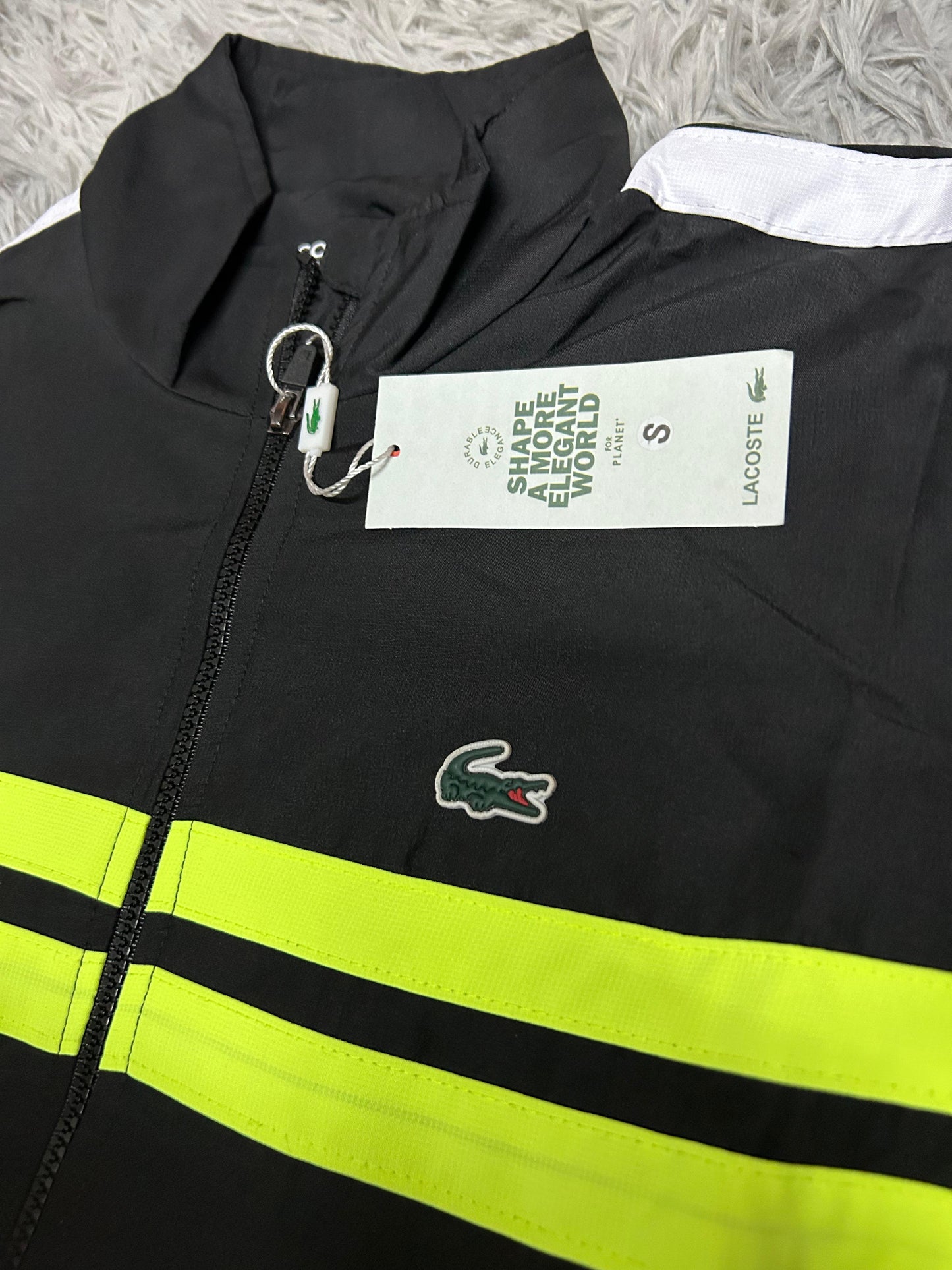Chandal lacoste negro logo verde detalles fluor y blancas