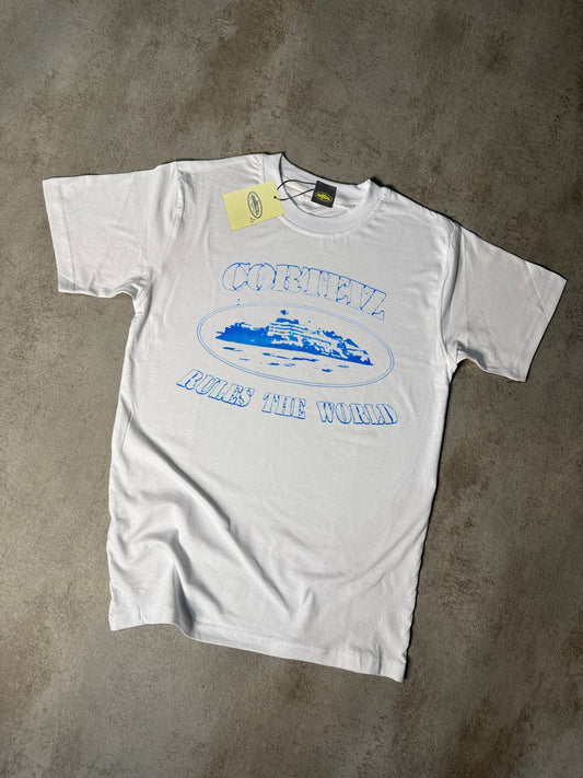 Camiseta Corteiz blanco logo azul detalles blancos