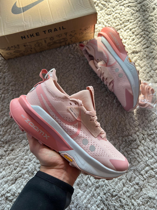 Nike ZOOMX ZEGAMA TRAIL 2 rosas y blancas