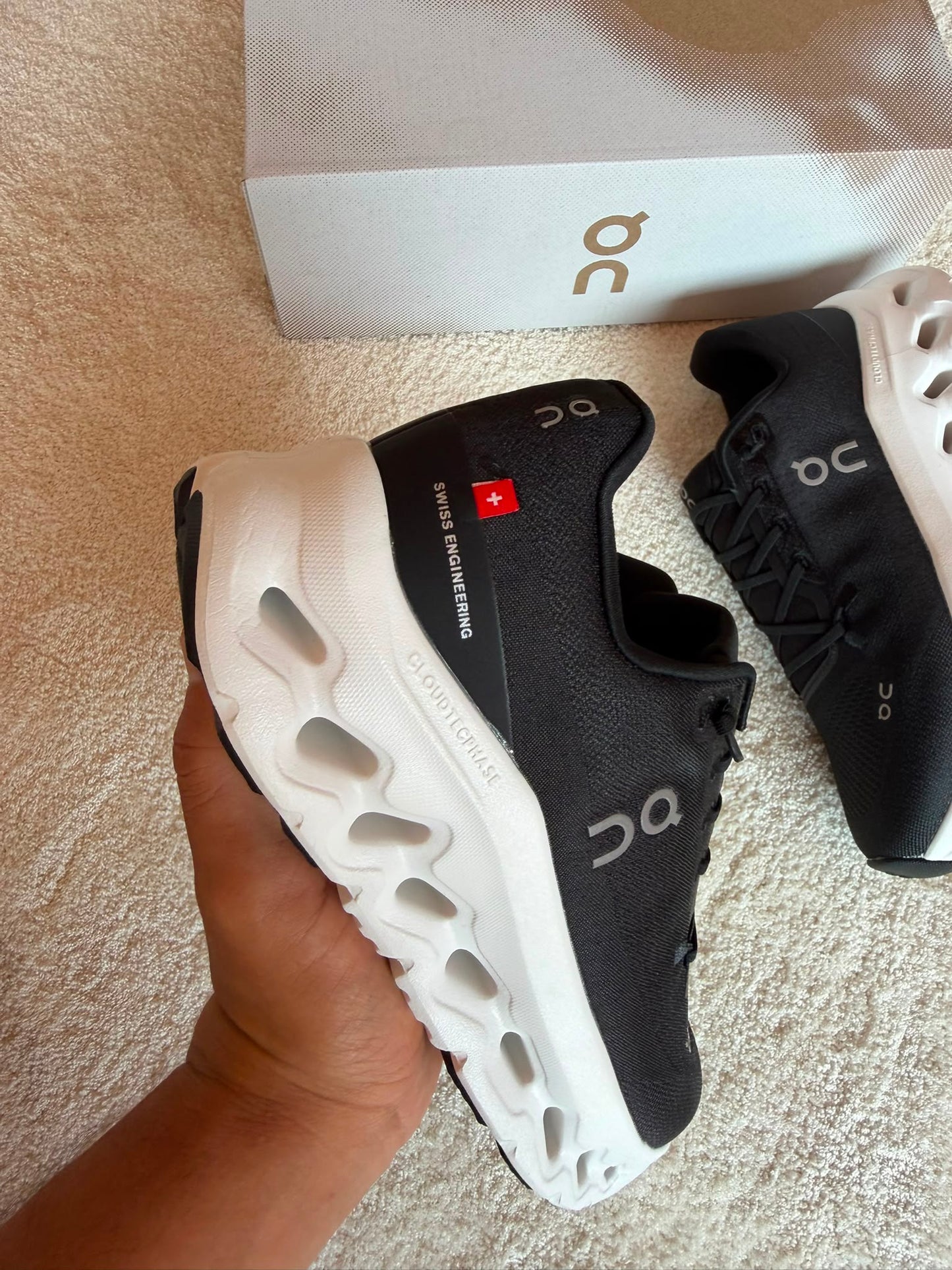 Zapatillas On Running CLOUDTILT negras logo gris detalles blancos