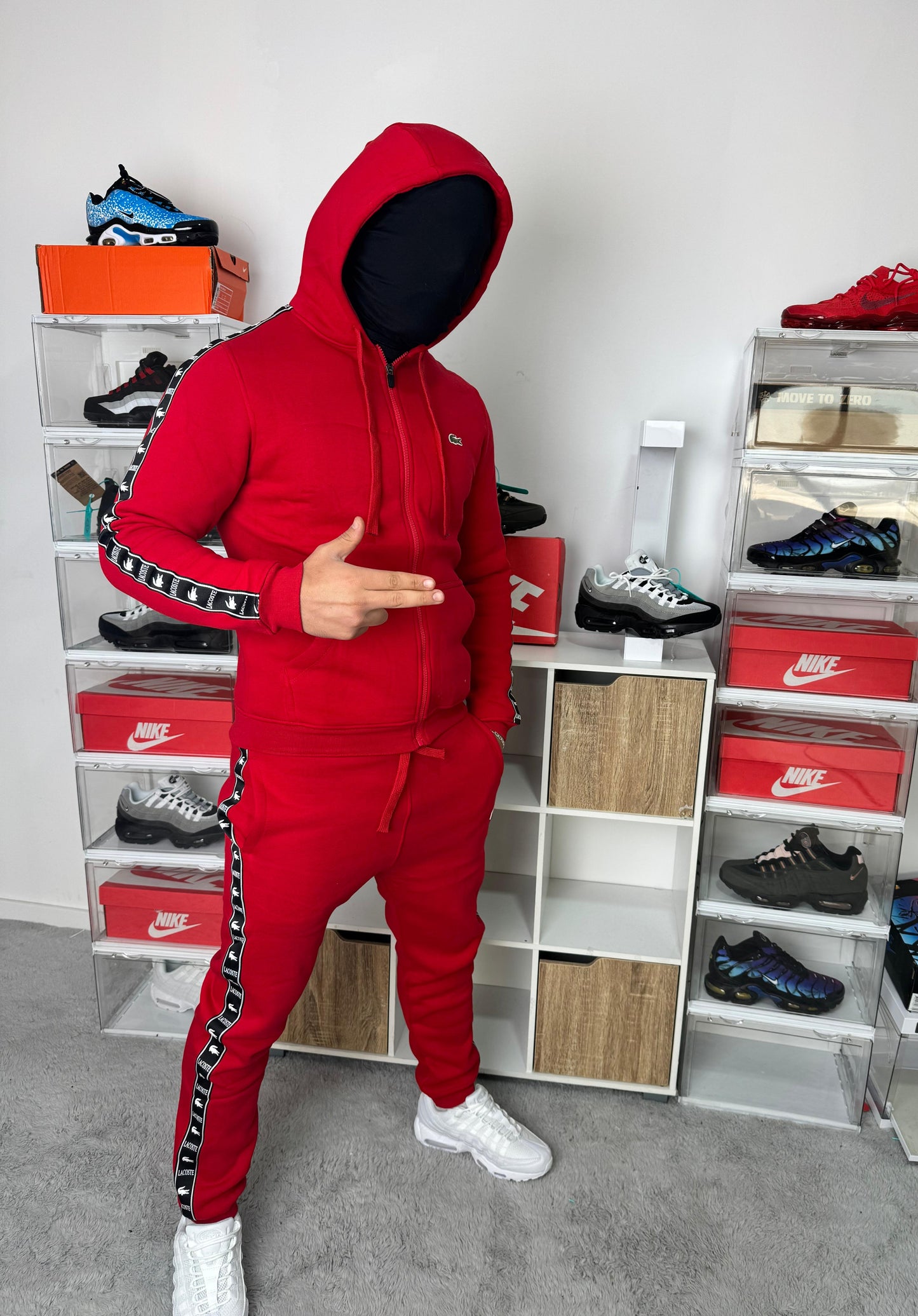 Chandal Lacoste rojo tiras negra logo verde