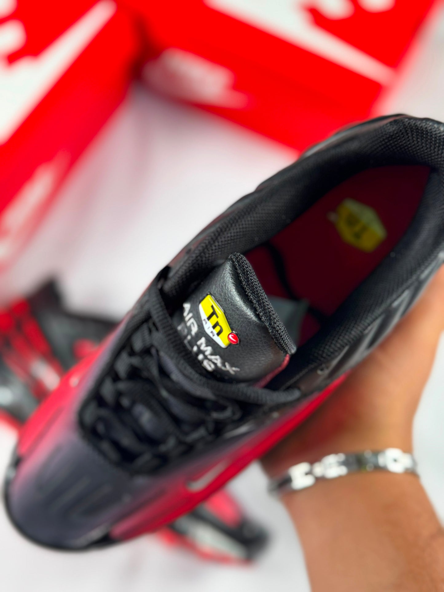 TN Tunned negras y rojas logo blanco