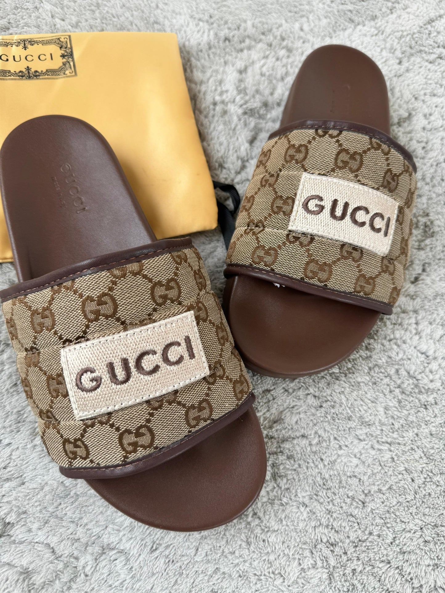 Chanclas gucci azules y blancas