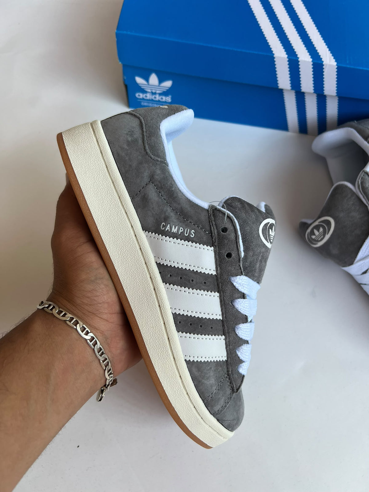 Adidas campus gris logo blanco
