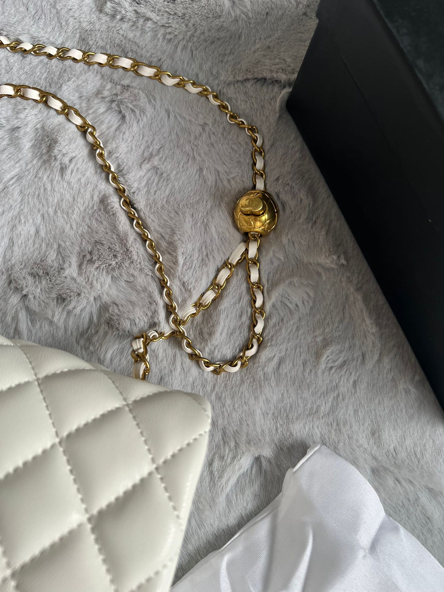 Bolso chanel blanco logo dorado