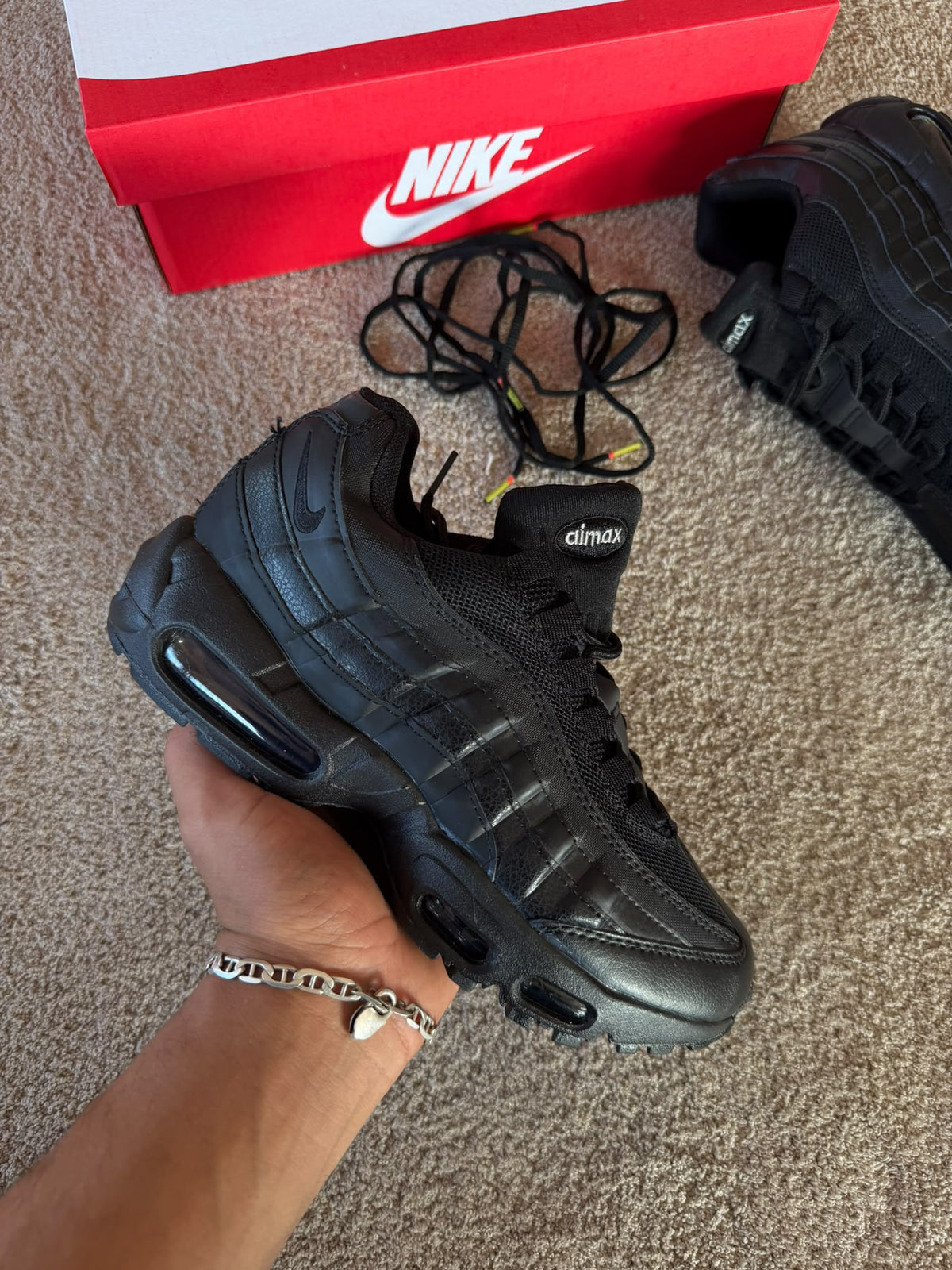Air max 95 negras logo blanco