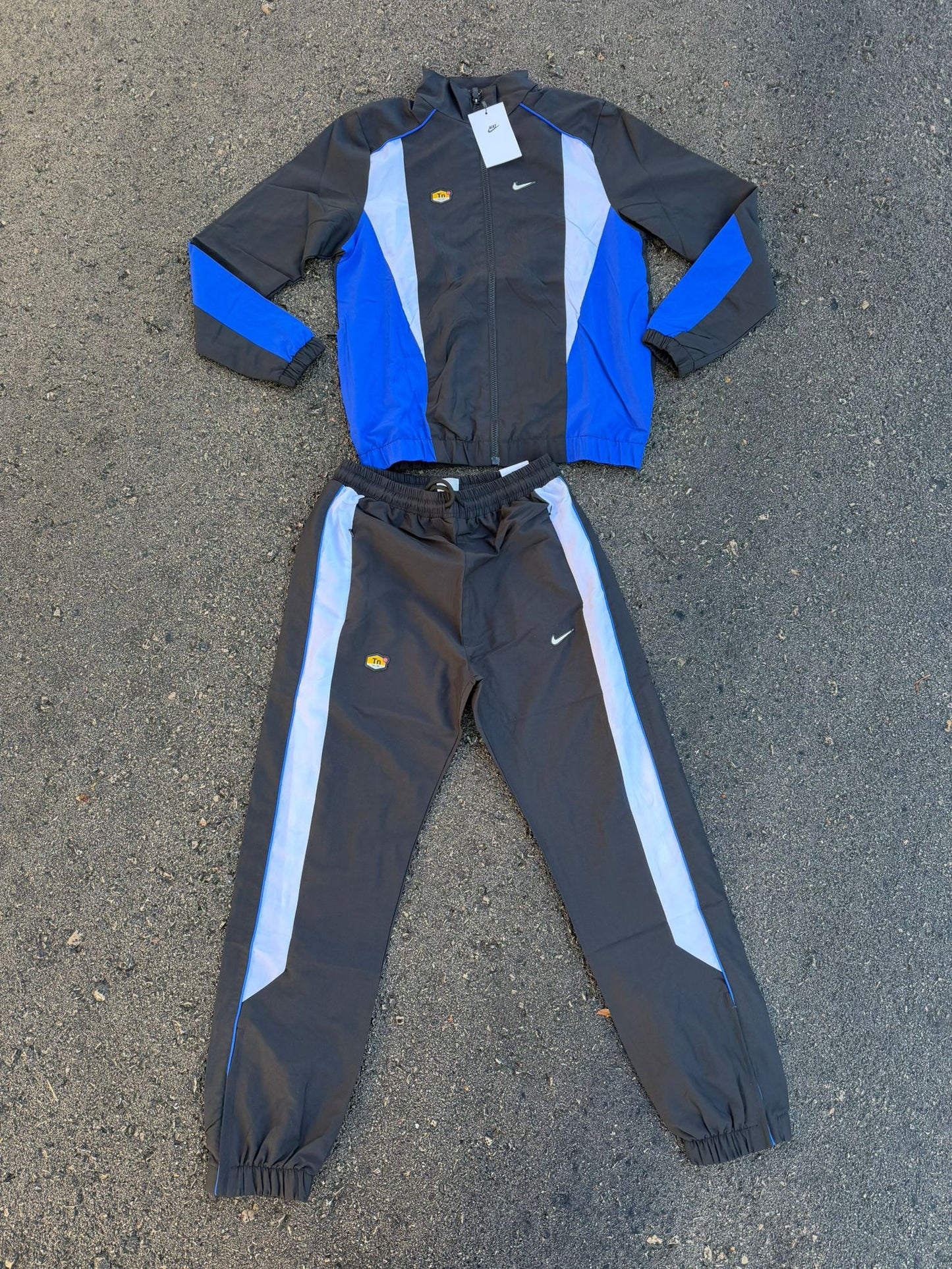 Chandal nike negro y blanco detalles azules logo blanco contorno negro