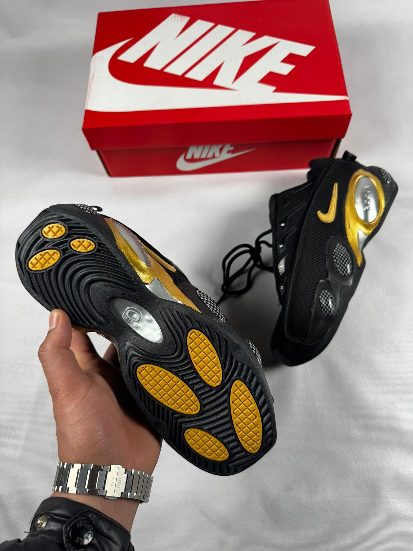Nike nocta negro logo dorado detalles plateados