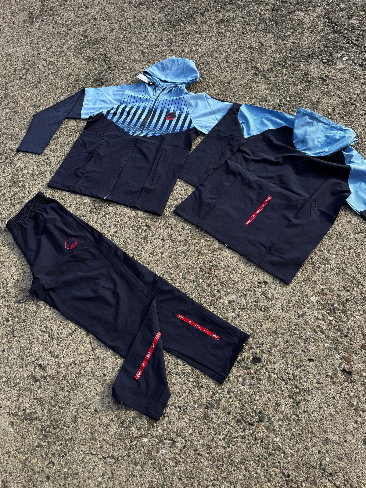 Chandal Nike azul detalles azules logo rojo y negro