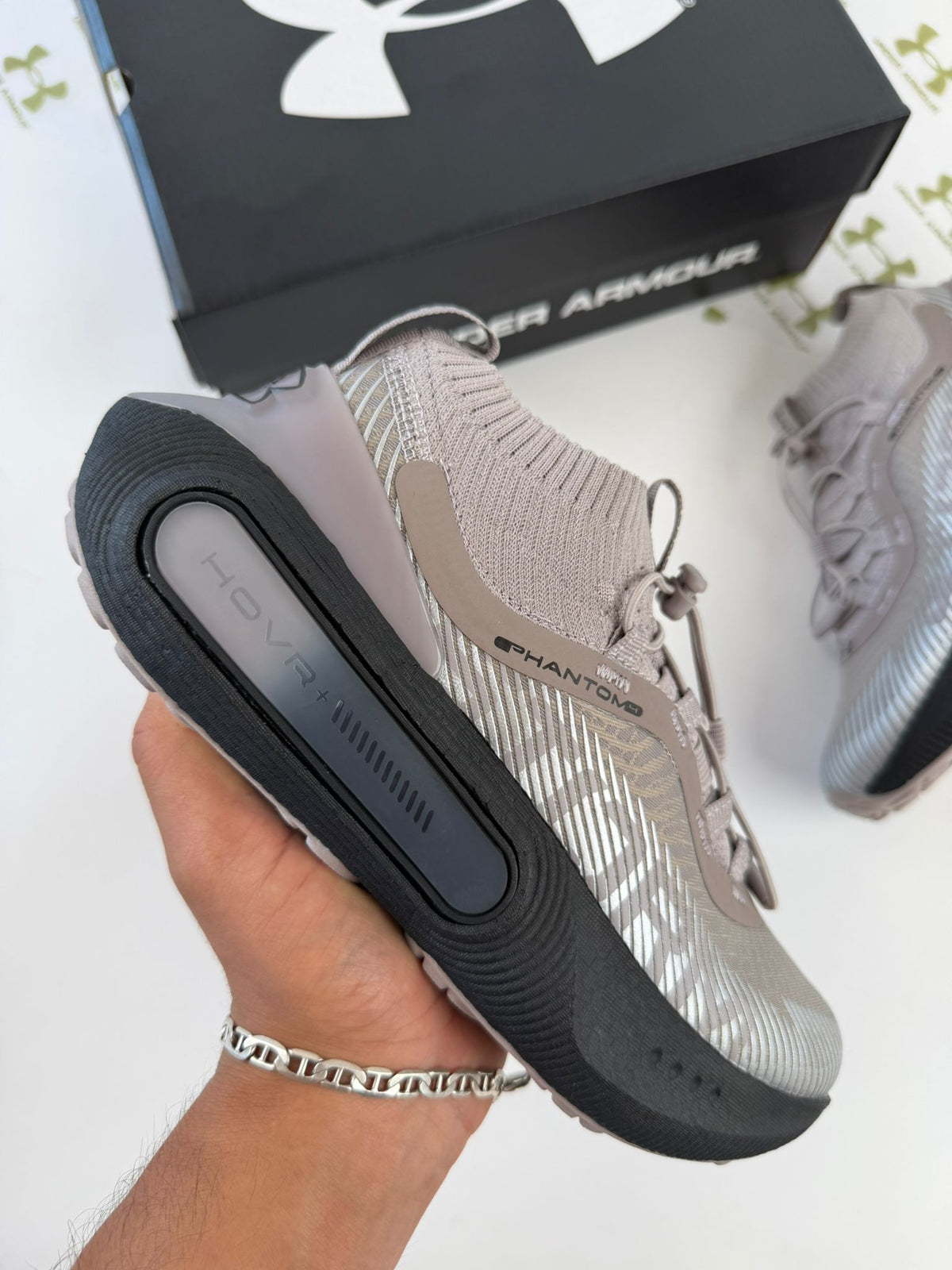 UNDER ARMOUR STORM beige logo negro