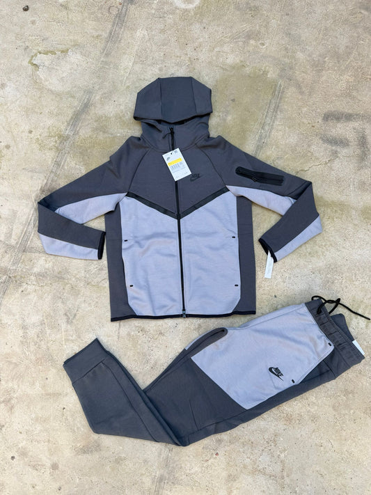 Nike tech gris logo negro