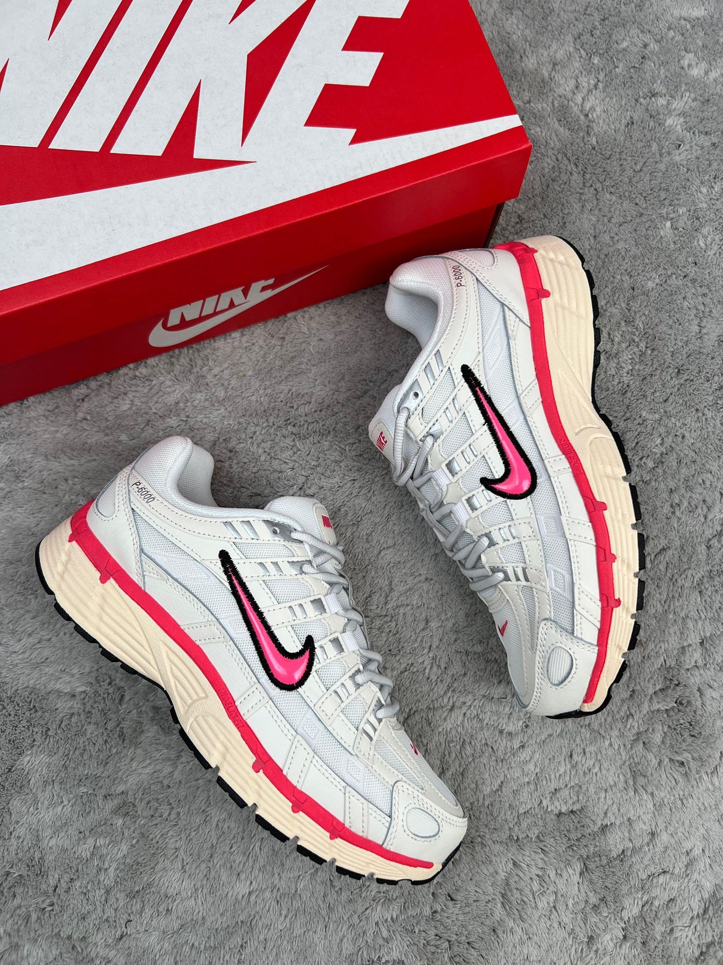 Nike P-6000 blancas logo rosa contorno negro