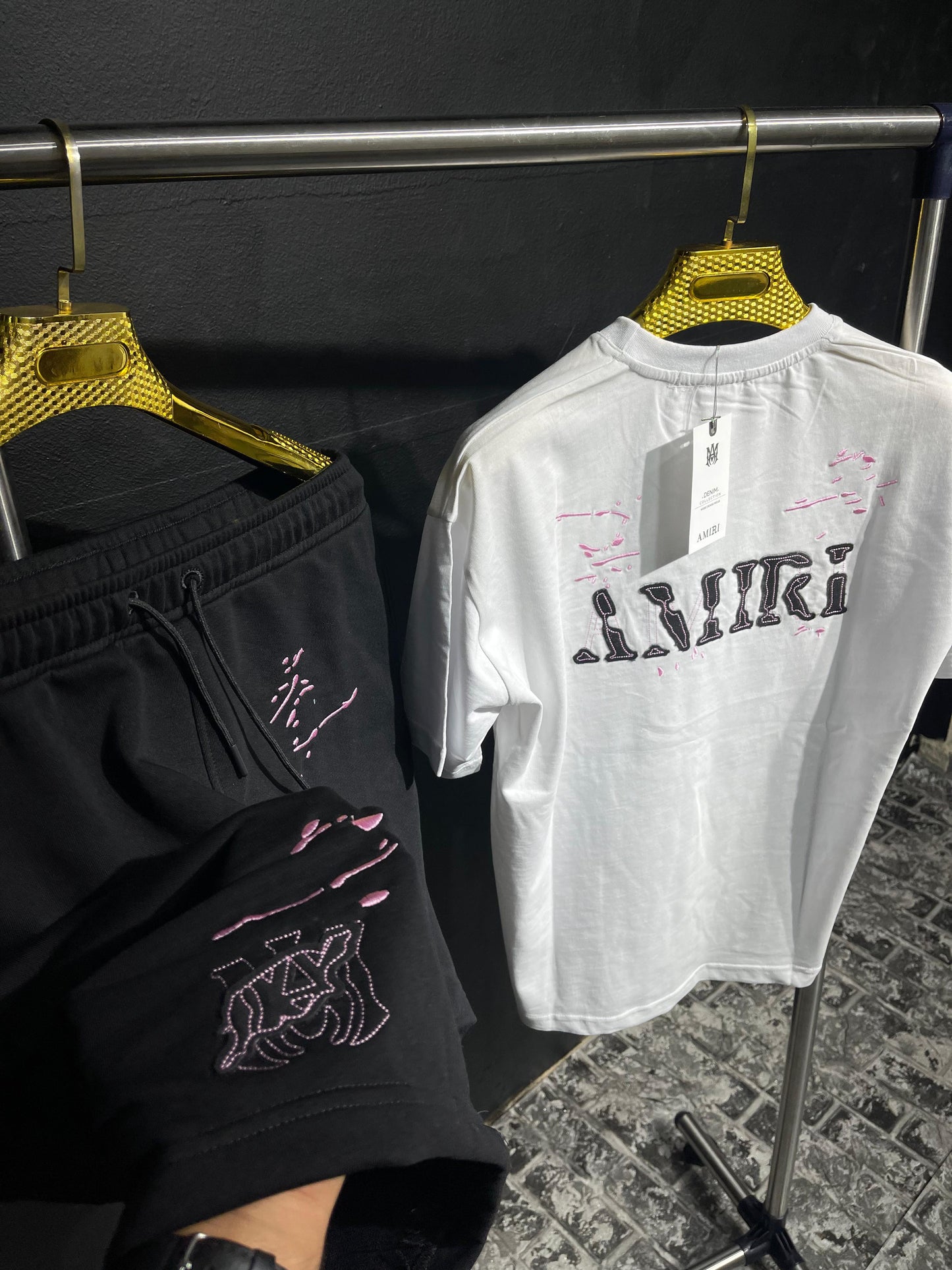 Conjunto AMIRI blanco logo rosa y negro