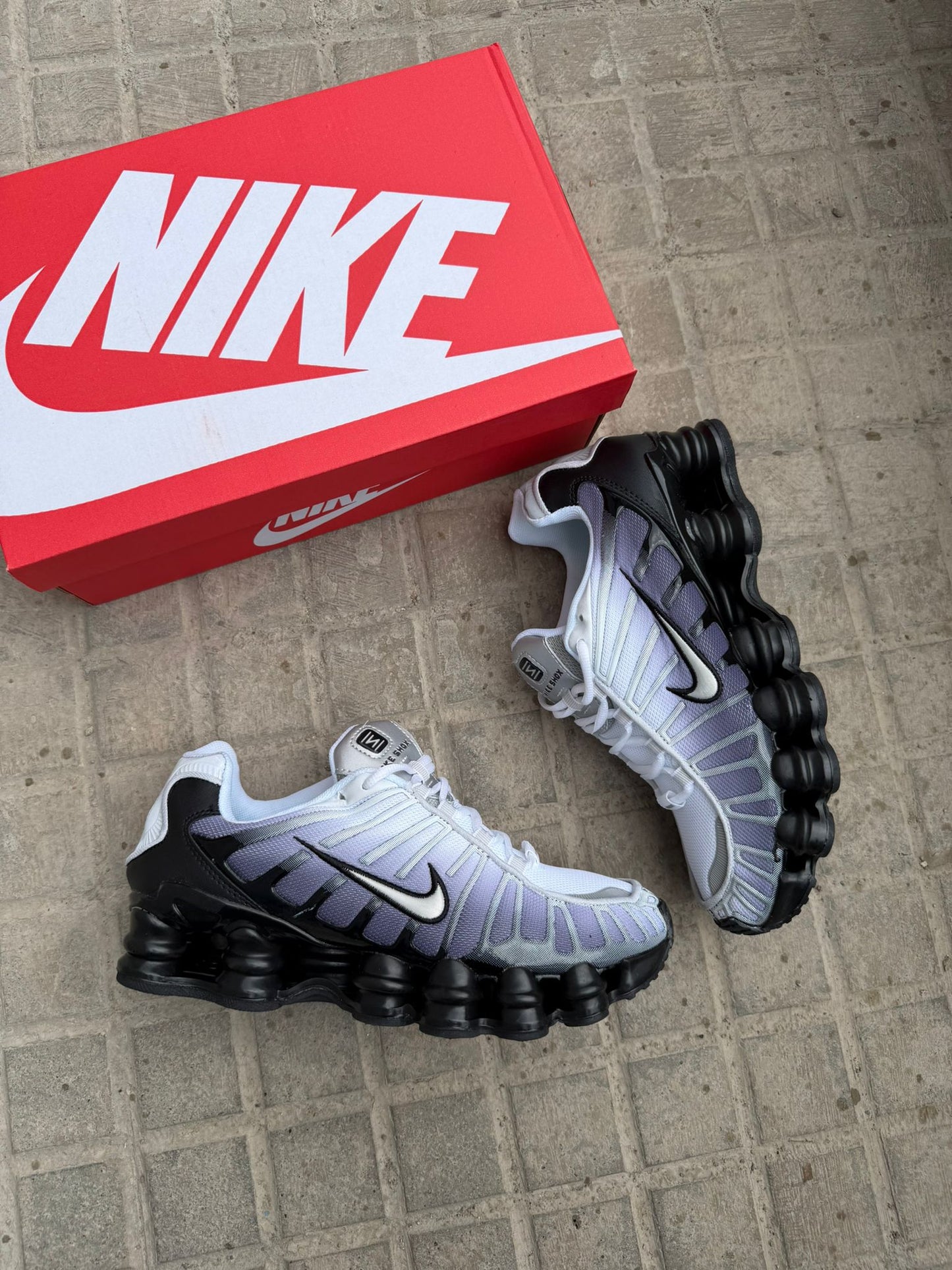 Shox tricolor logo blanco contorno negro