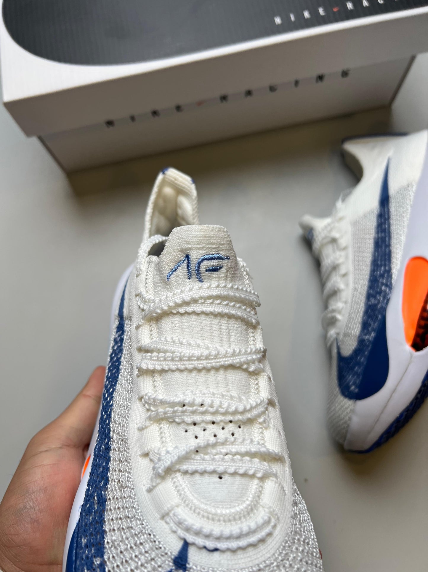 NIKE AIR ZOOM ALPHAFLY NEXT % blanco logo azul detalles naranjas