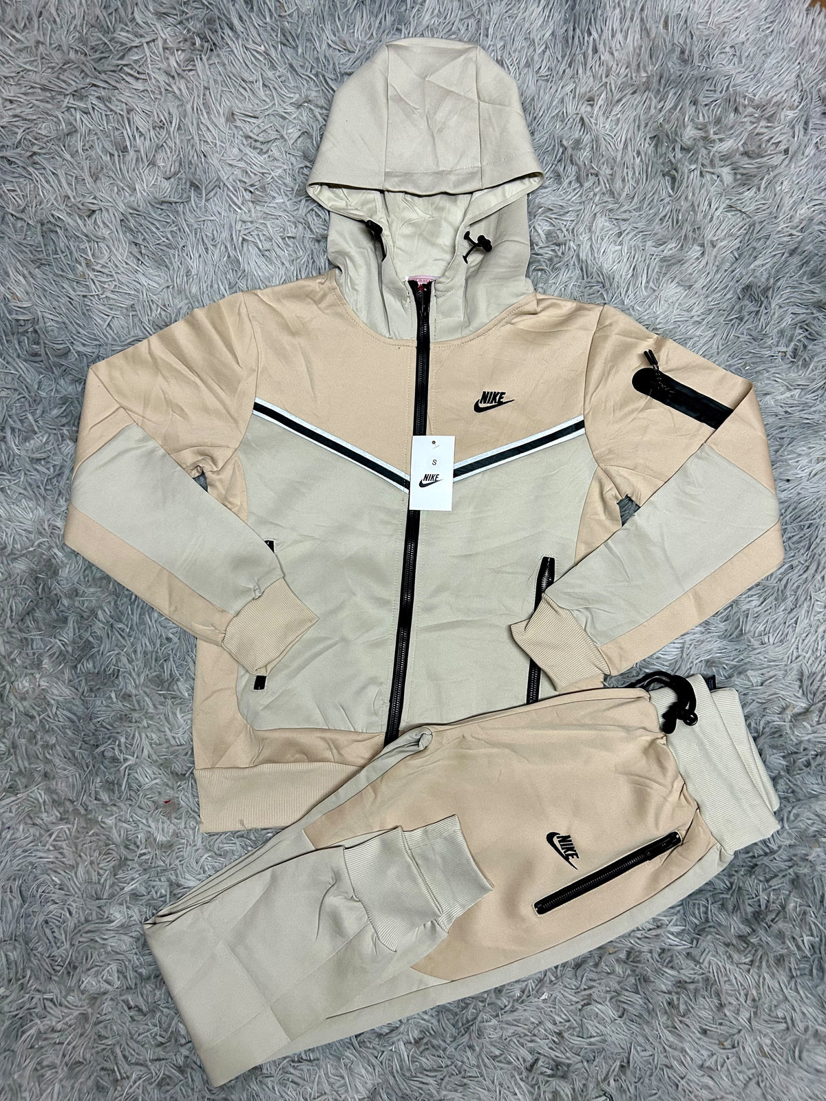 Chandal tech marron logo negro