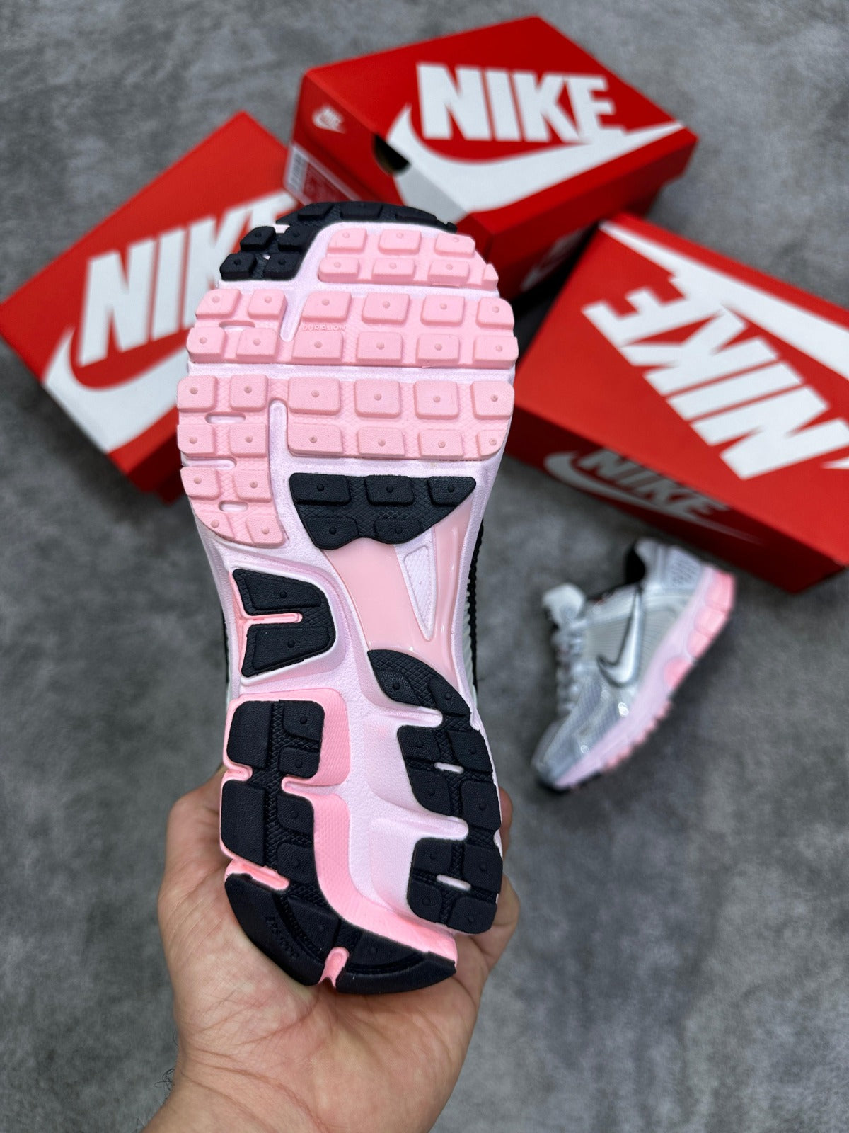 Nike vomero 5 grises detalles rosas contorno negro