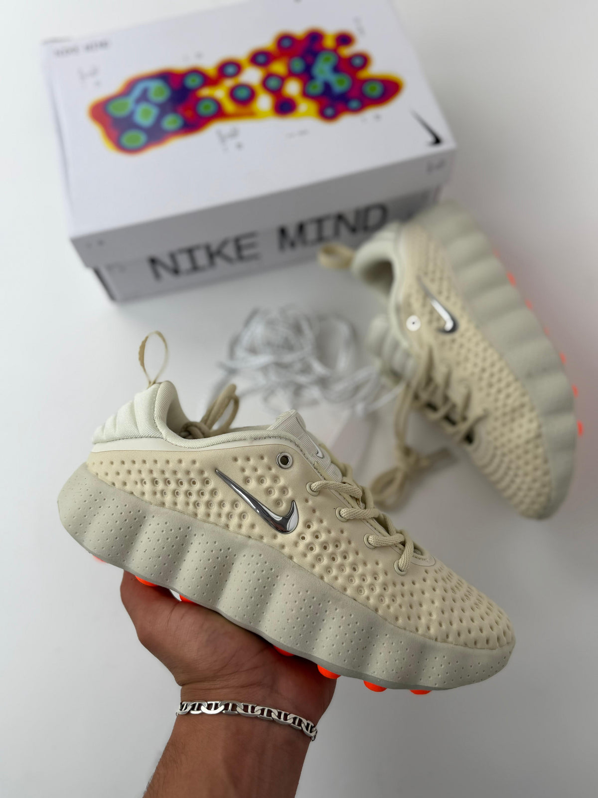 Zapatillas Nike mind crema detalles naranjas logo plateado