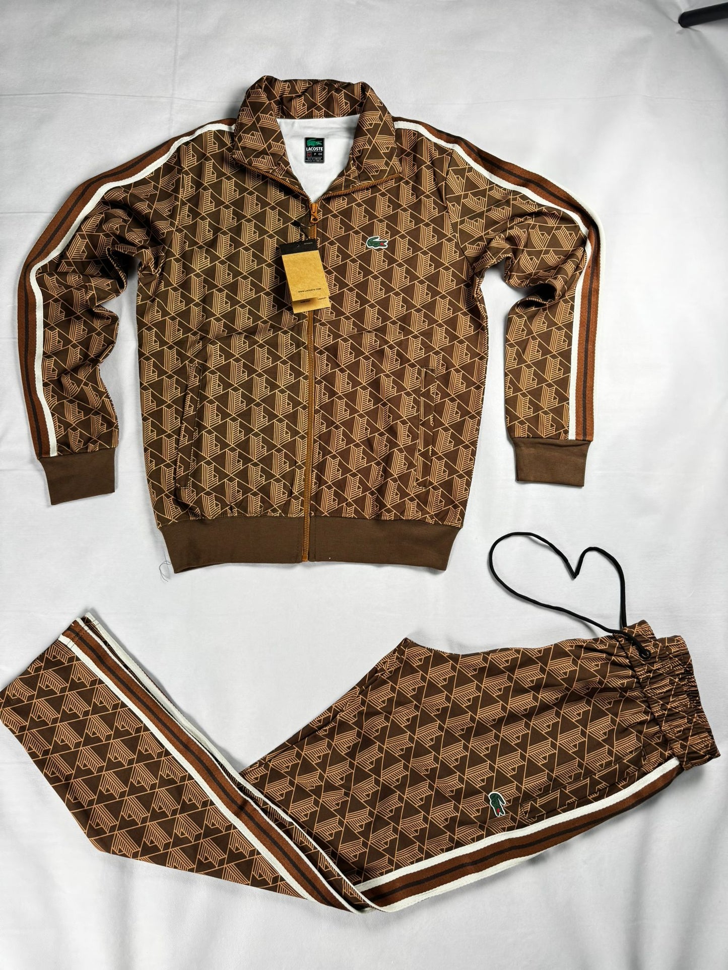 Chandal lacoste marron logo verde lineas negras