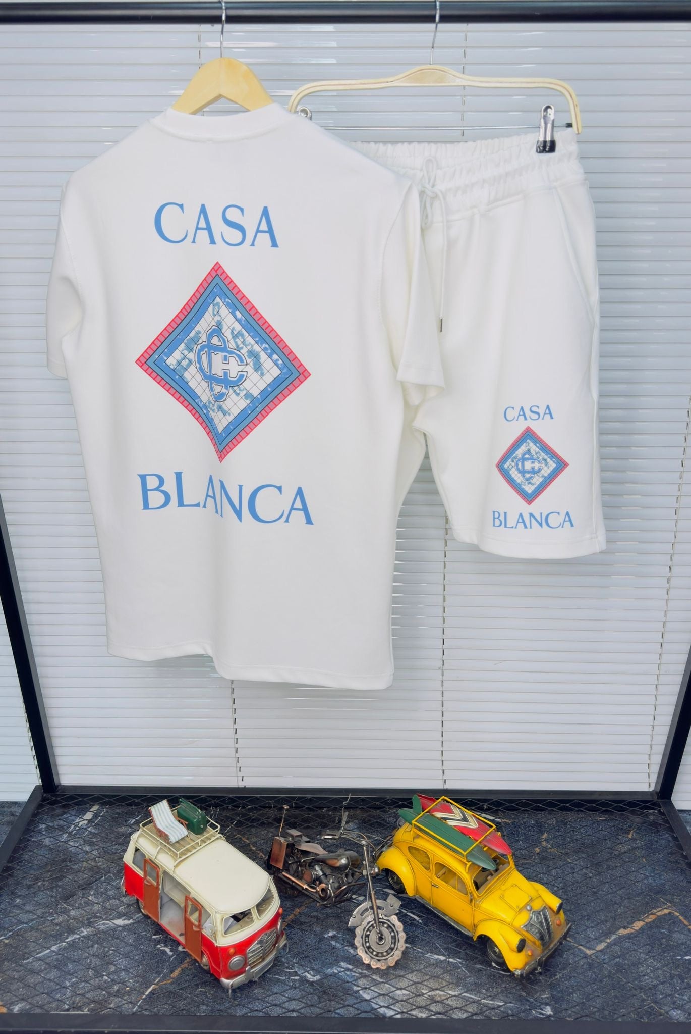 Conjunto Casablanca blanco logo azul
