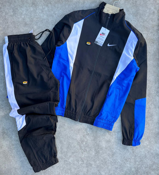 Chandal nike negro logo blanco detalles azules