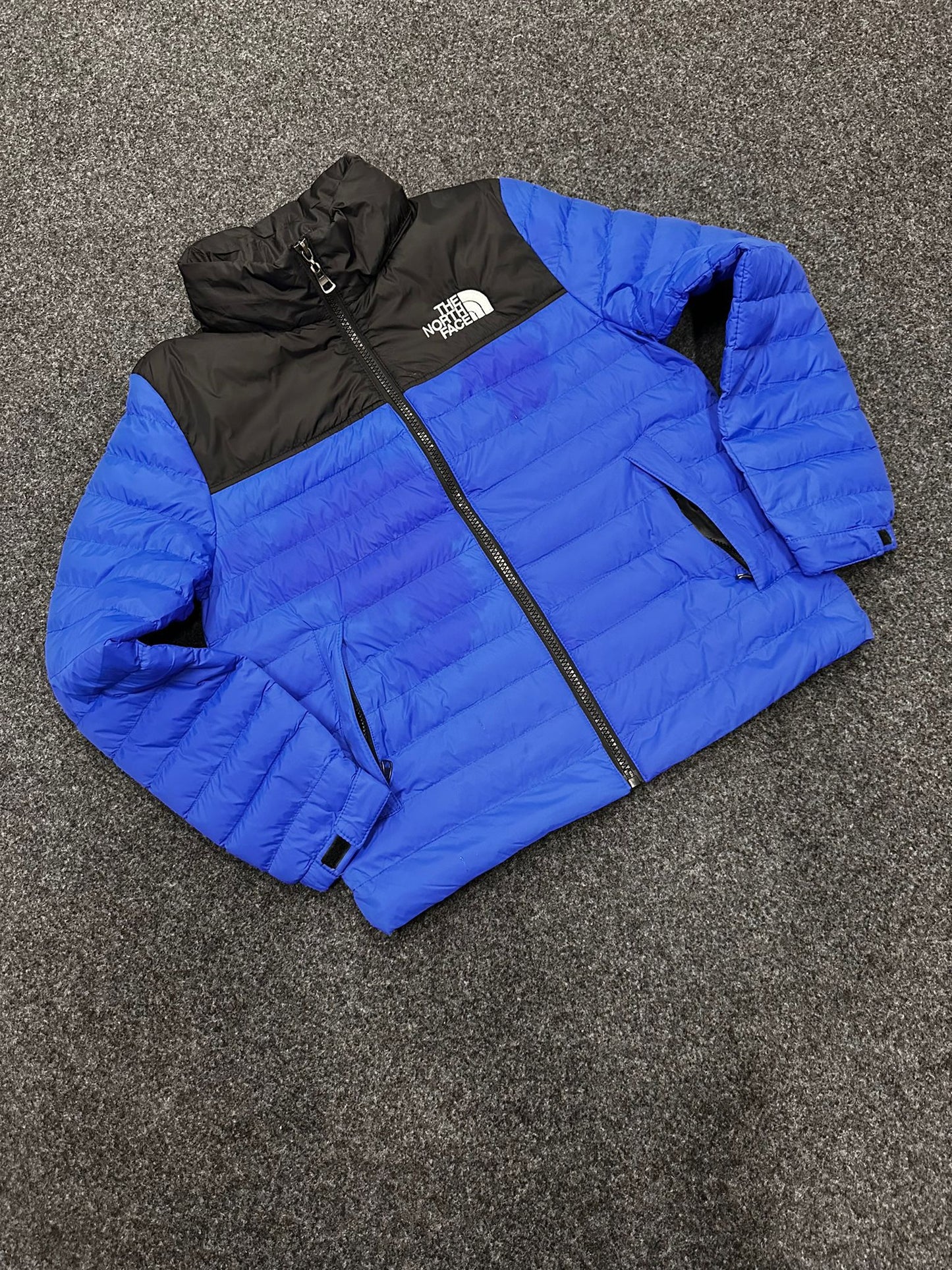 Chaqueta north face azul detalles negros logo blanco