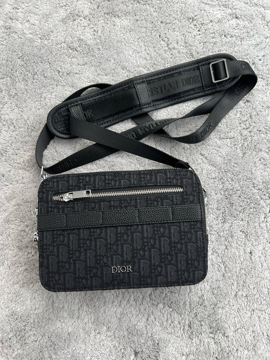 BANDOLERA DIOR negra logo plateado cremallera mitad