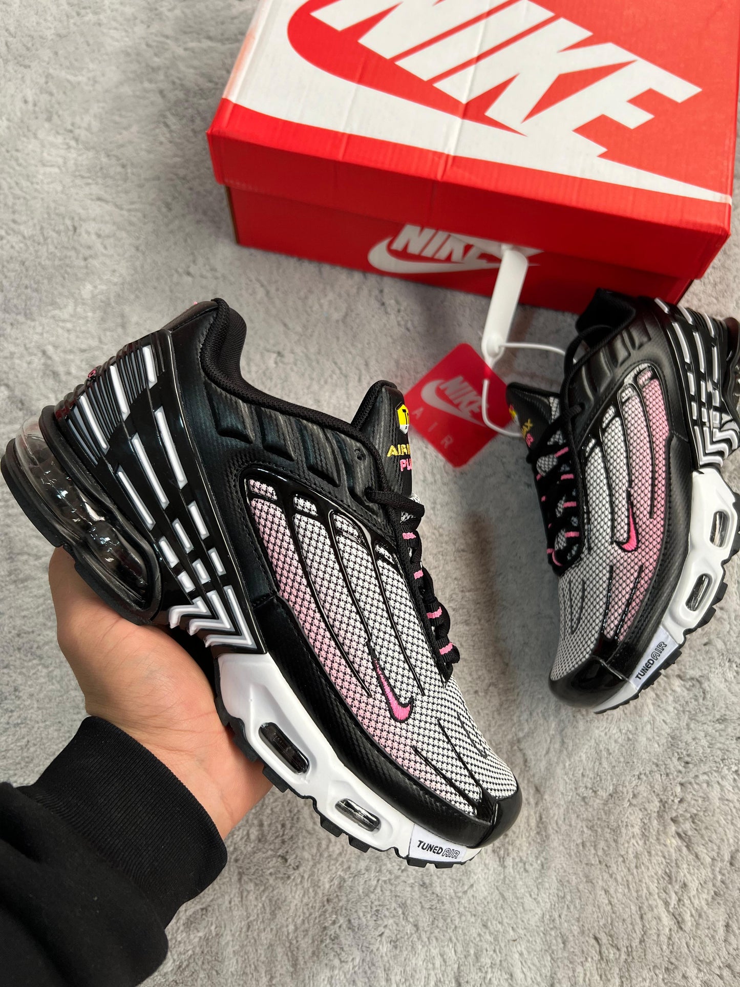 Nike tn tunned negras y blancas logo rosa