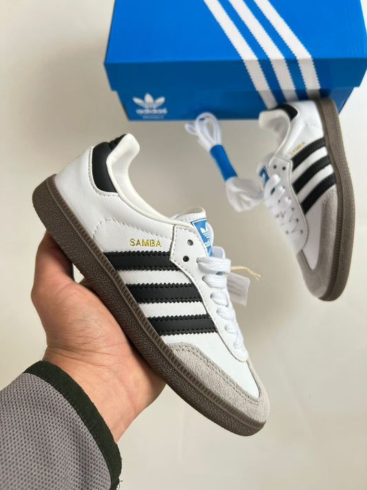Adidas samba blancas y negras logo dorado