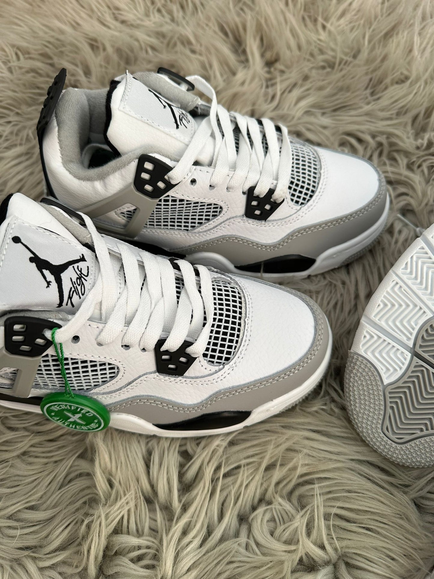 Jordan 4 blancas detalles grises y negros