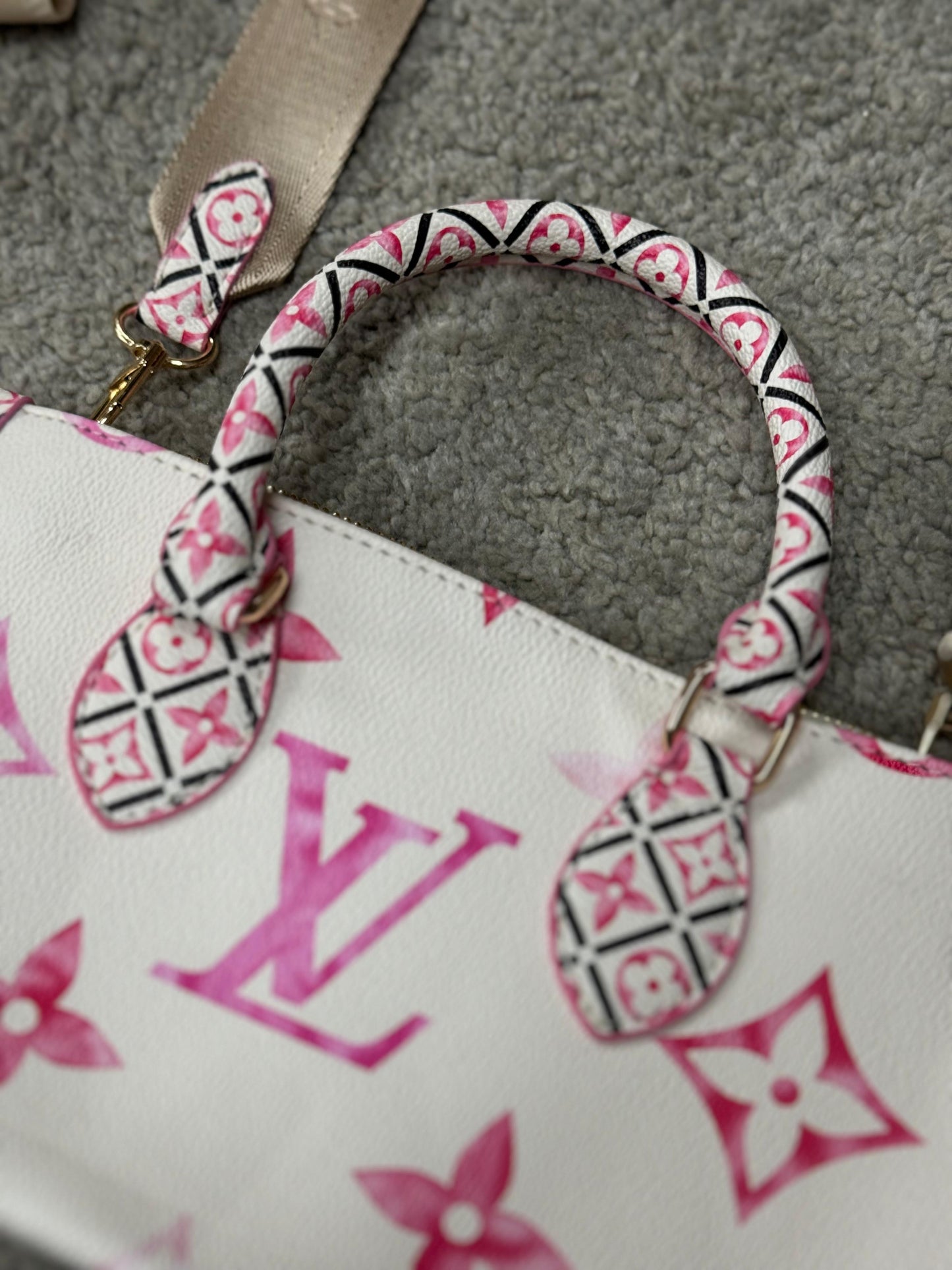 Bolso LV blanco logo rosa