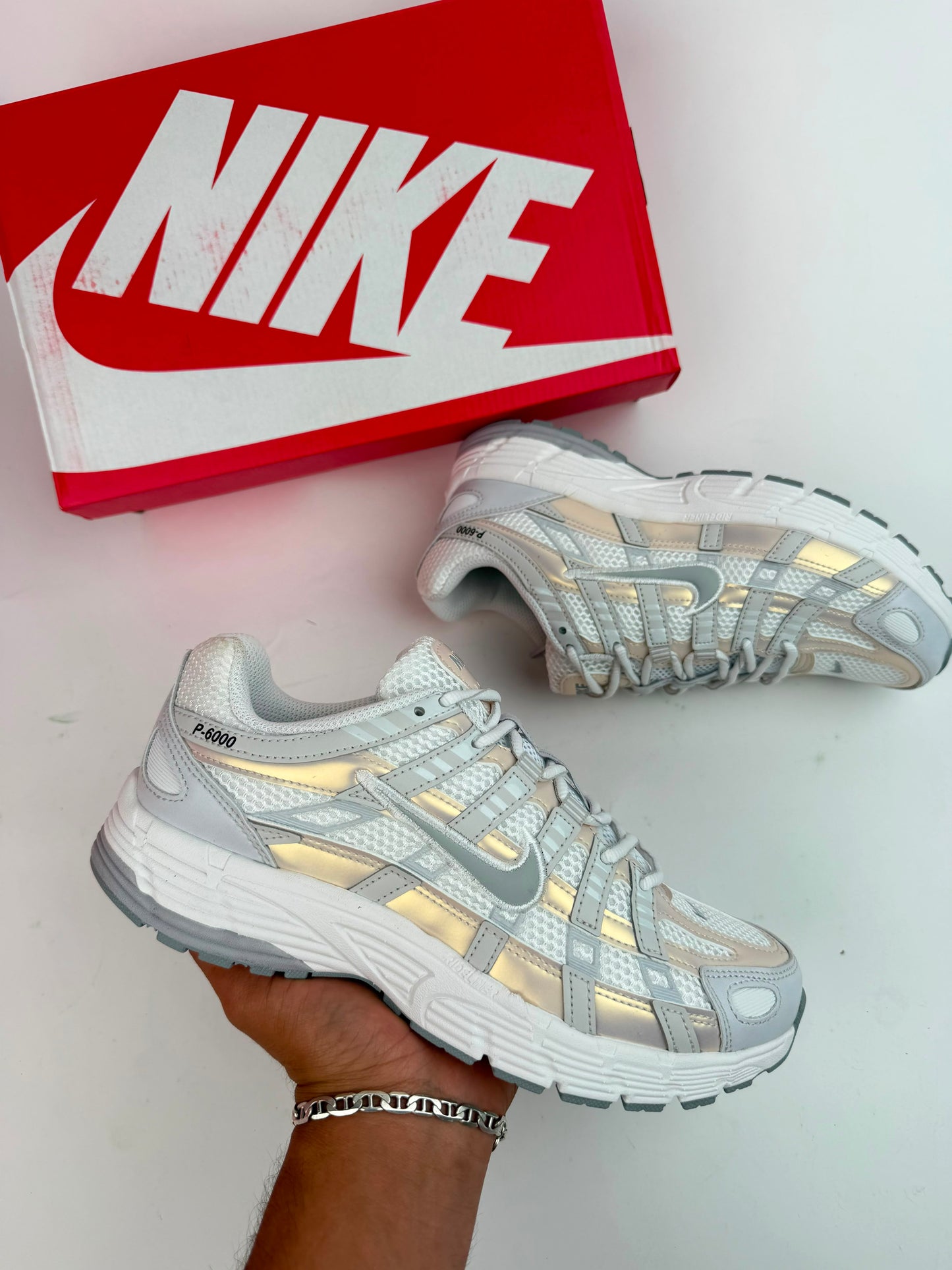 Nike P-6000 grises y blancas