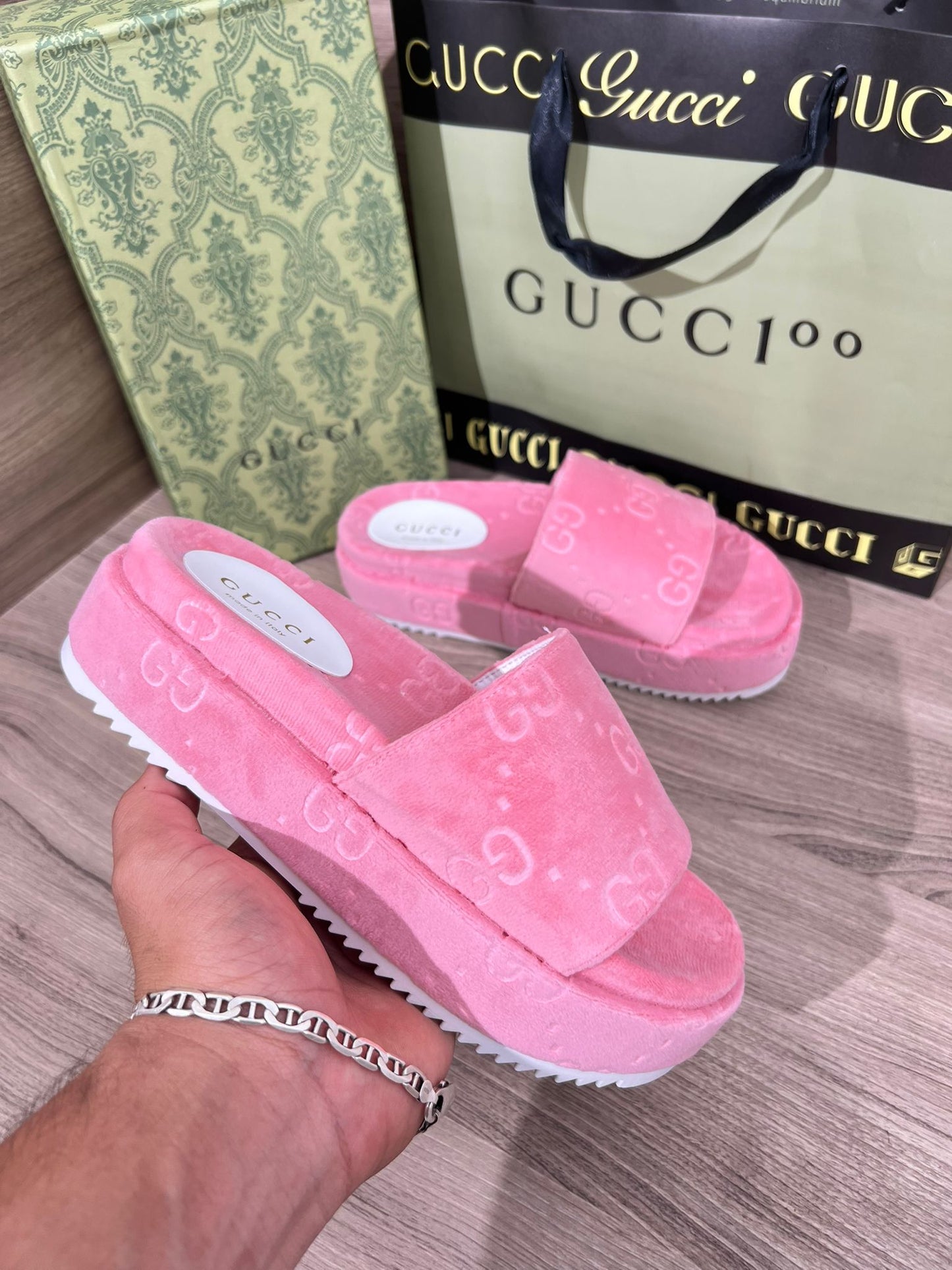 Chancla Gucci mujer terciopelo rosas detalles blancos