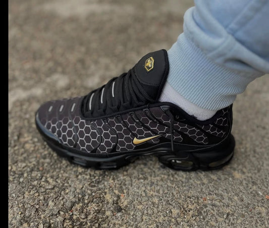 NIKE TN negras detalles blancos logo abeja