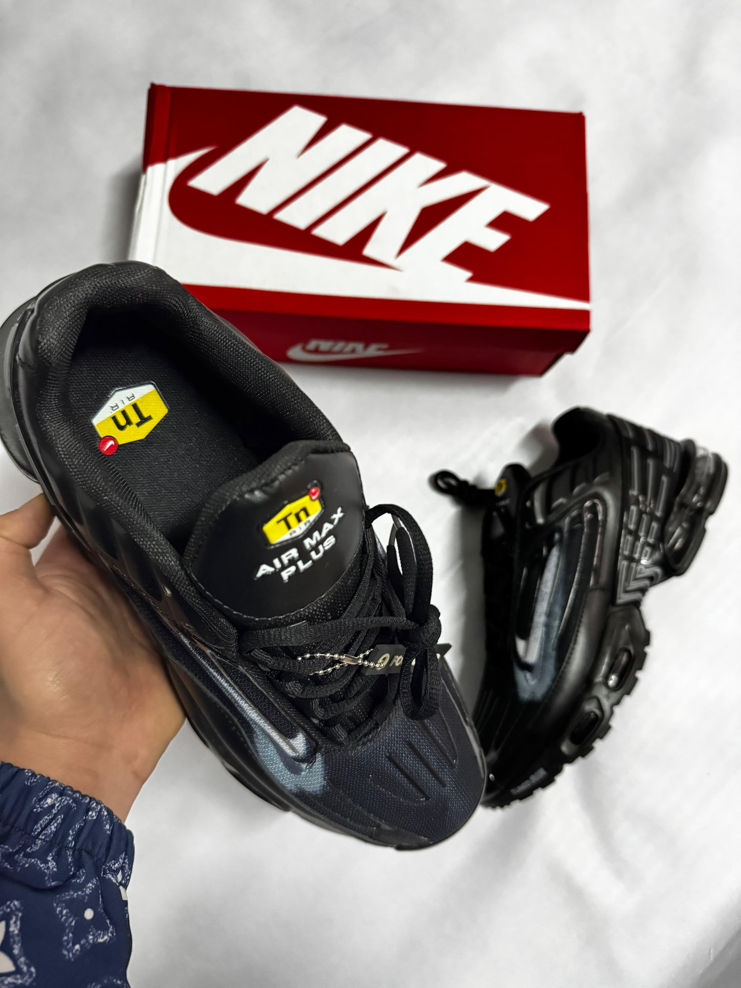 TN Tunned negros detalles grises logo blanco