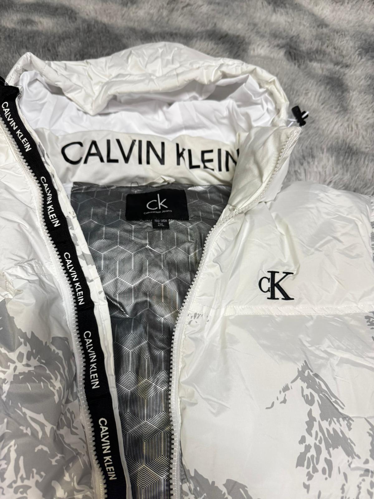 Chaqueta calvin klein blanca logo negro