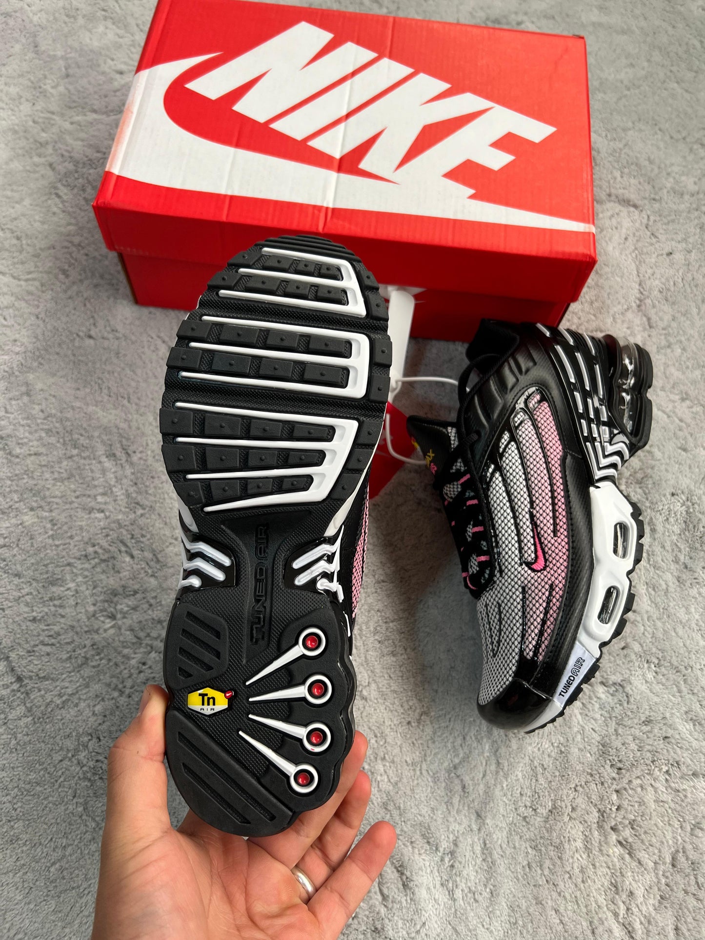 Nike tn tunned negras y blancas logo rosa