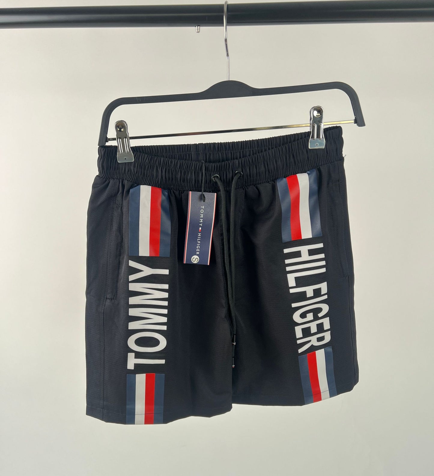 PANTALON CORTO NEGRO TOMMY LOGO EN GRANDE