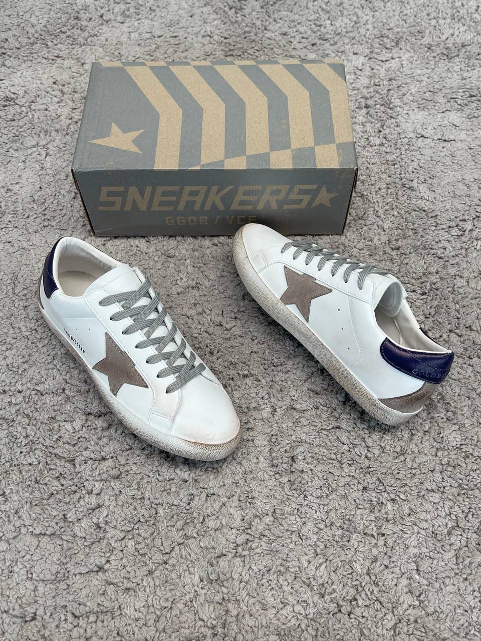 GOLDEN GOOSE BLANCAS DETALLES AZUL MARINO